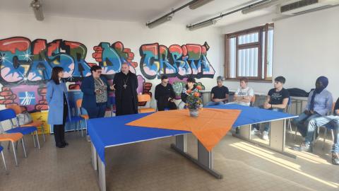 il vescovo di ivrea visita casa di carità castelorosso